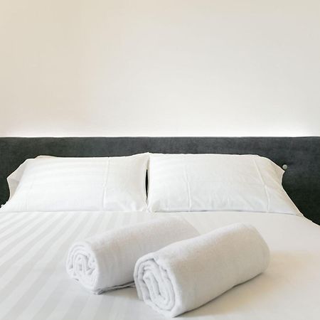 Domus Cavour Rooms&Suites Тирано Стая снимка
