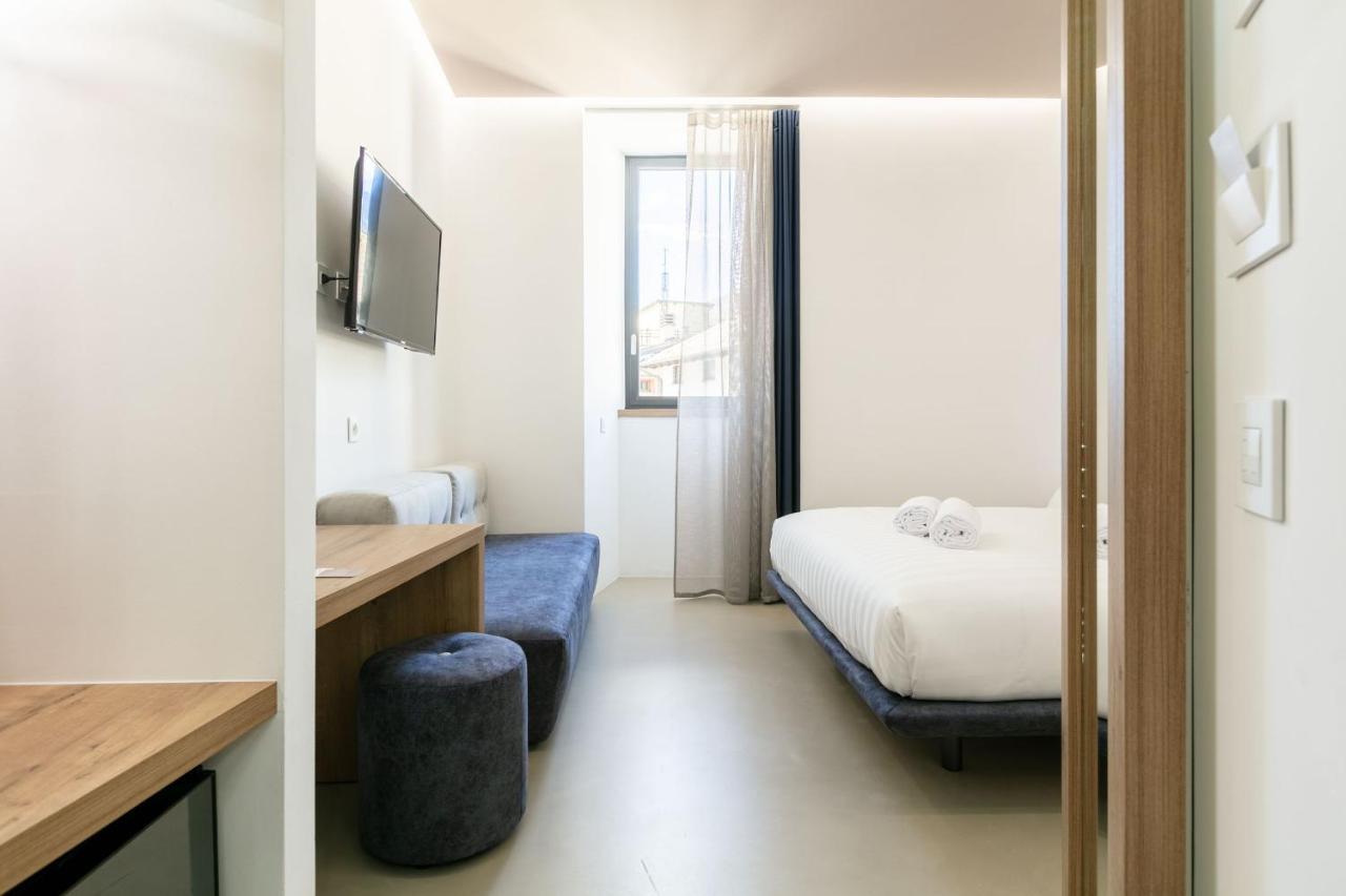 Domus Cavour Rooms&Suites Тирано Стая снимка