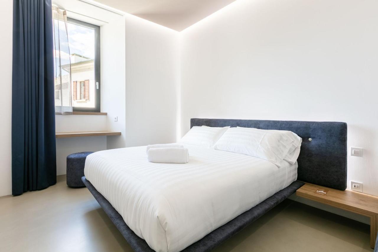 Domus Cavour Rooms&Suites Тирано Стая снимка