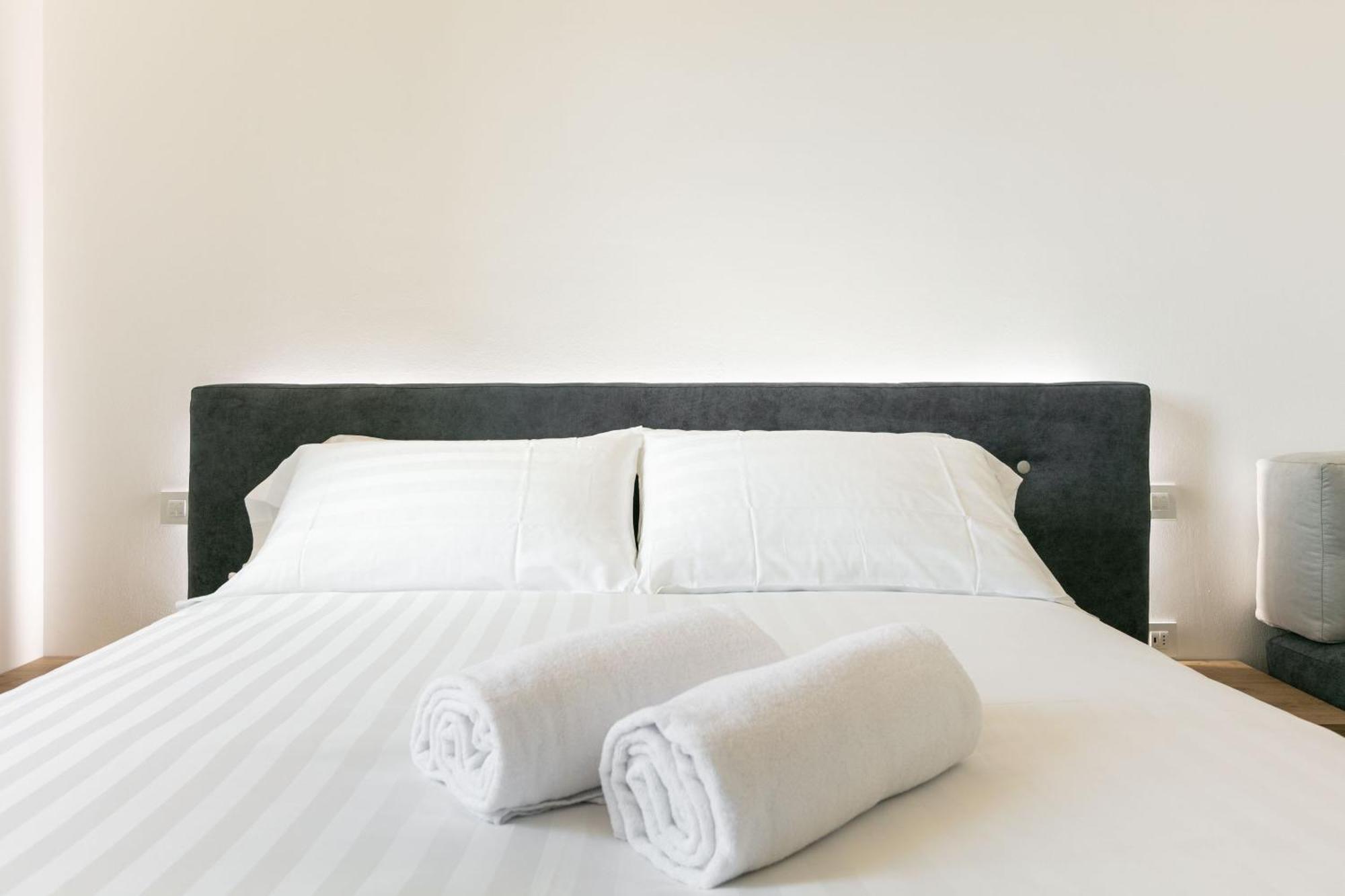 Domus Cavour Rooms&Suites Тирано Стая снимка