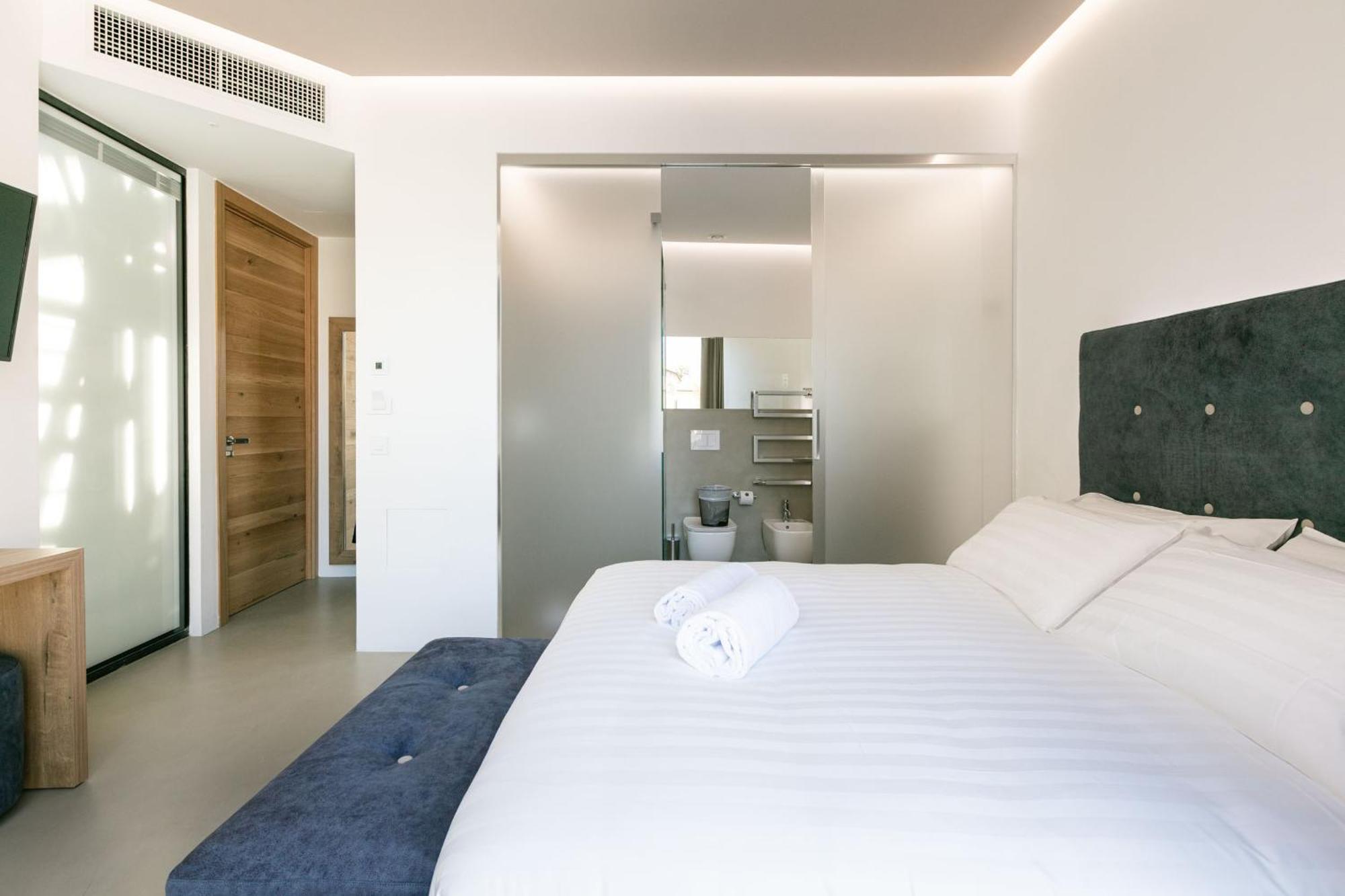 Domus Cavour Rooms&Suites Тирано Стая снимка