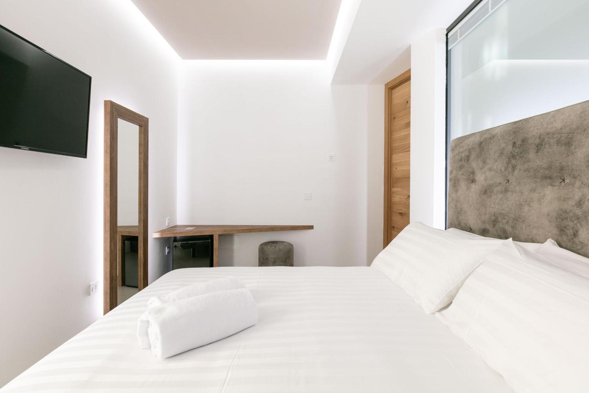 Domus Cavour Rooms&Suites Тирано Стая снимка