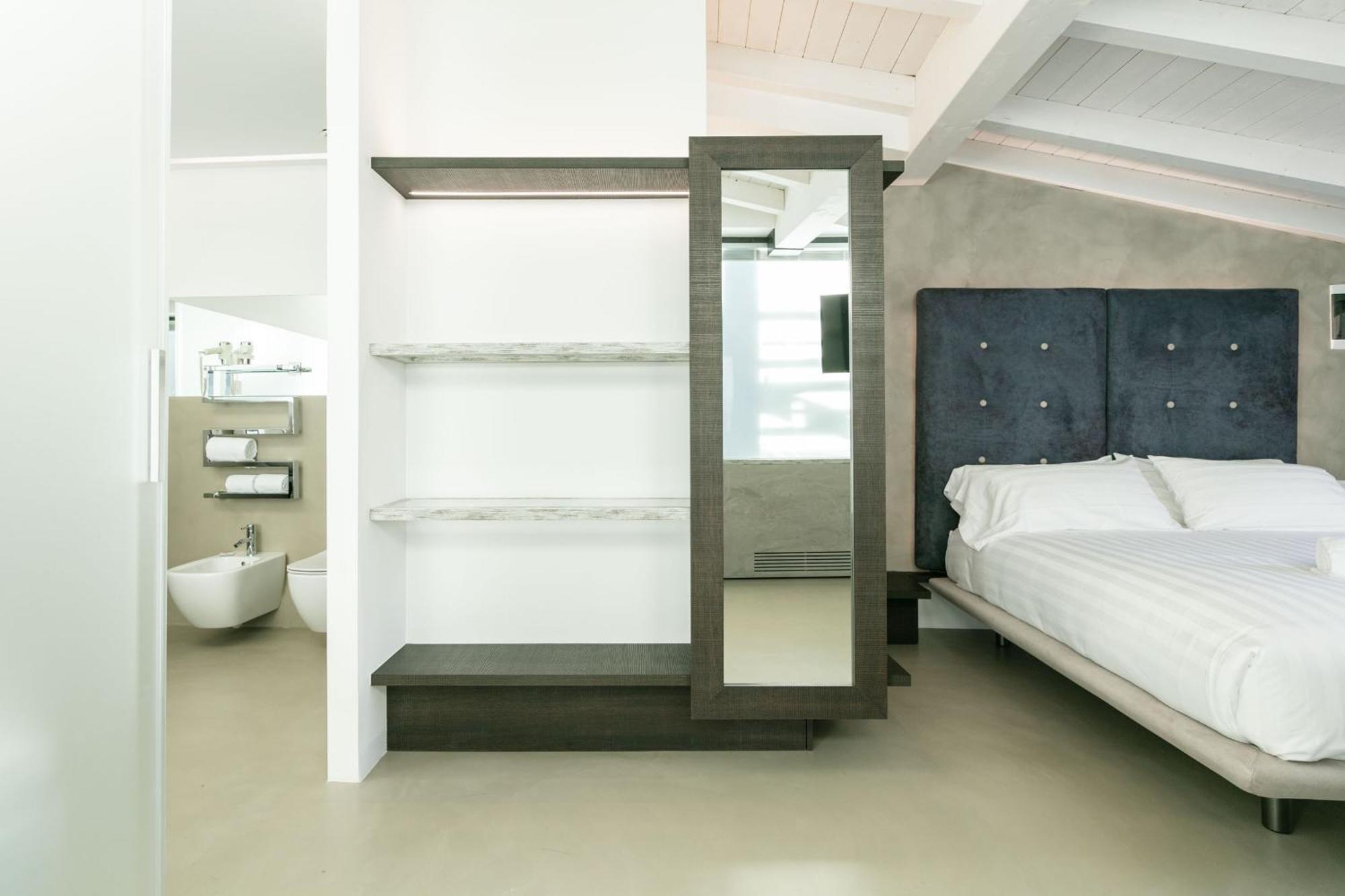 Domus Cavour Rooms&Suites Тирано Стая снимка