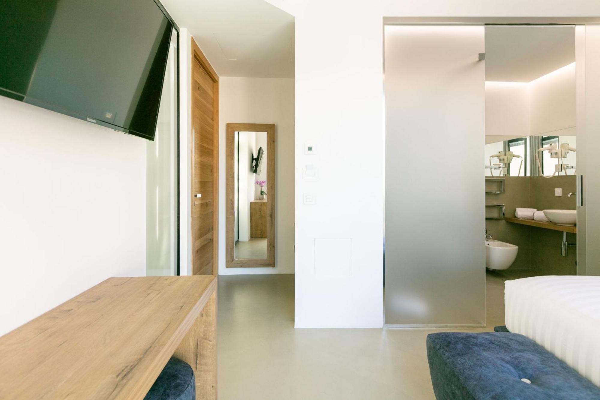 Domus Cavour Rooms&Suites Тирано Стая снимка