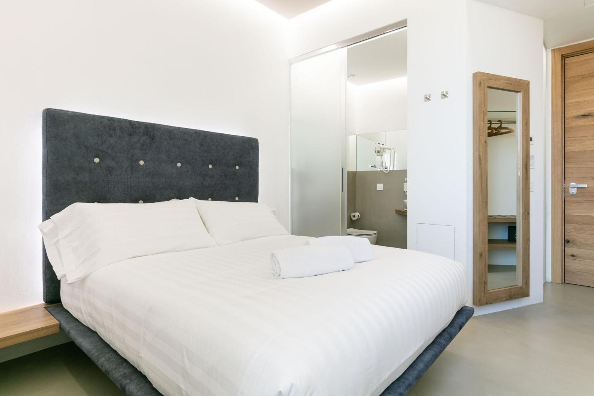 Domus Cavour Rooms&Suites Тирано Стая снимка